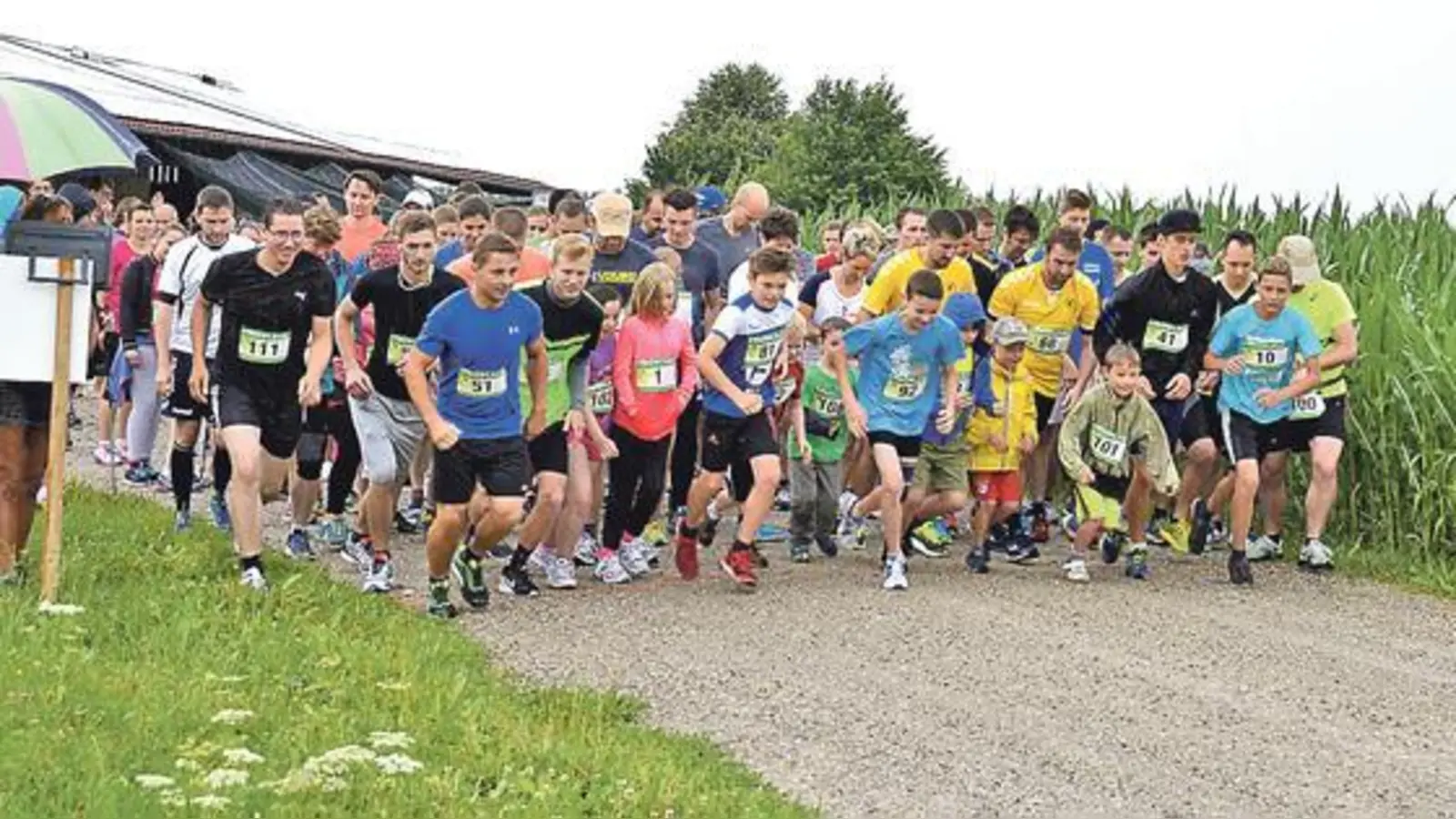 Stolze 100 Teilnehmer kamen heuer nach Buch zum 6. Kirchseeoner Südlauf.	 (Foto: Schutz des Kirchseeoner Südens e.V)