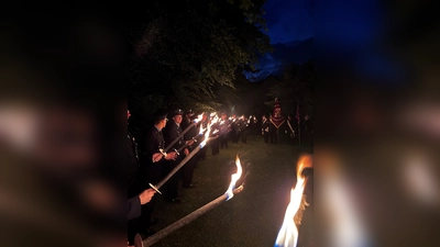 Mit einem Fackelzug ehrte die FFW Planegg Peter Heizer, langjähriges Mitglied und Ehrenkreisbrandmeister. (Foto: FFW Planegg)