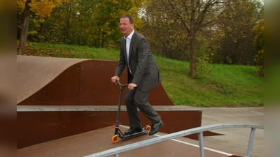 Für jeden Spaß zu haben: OB Andreas Haas testet die Germeringer Skateranlage. (Foto: pst)