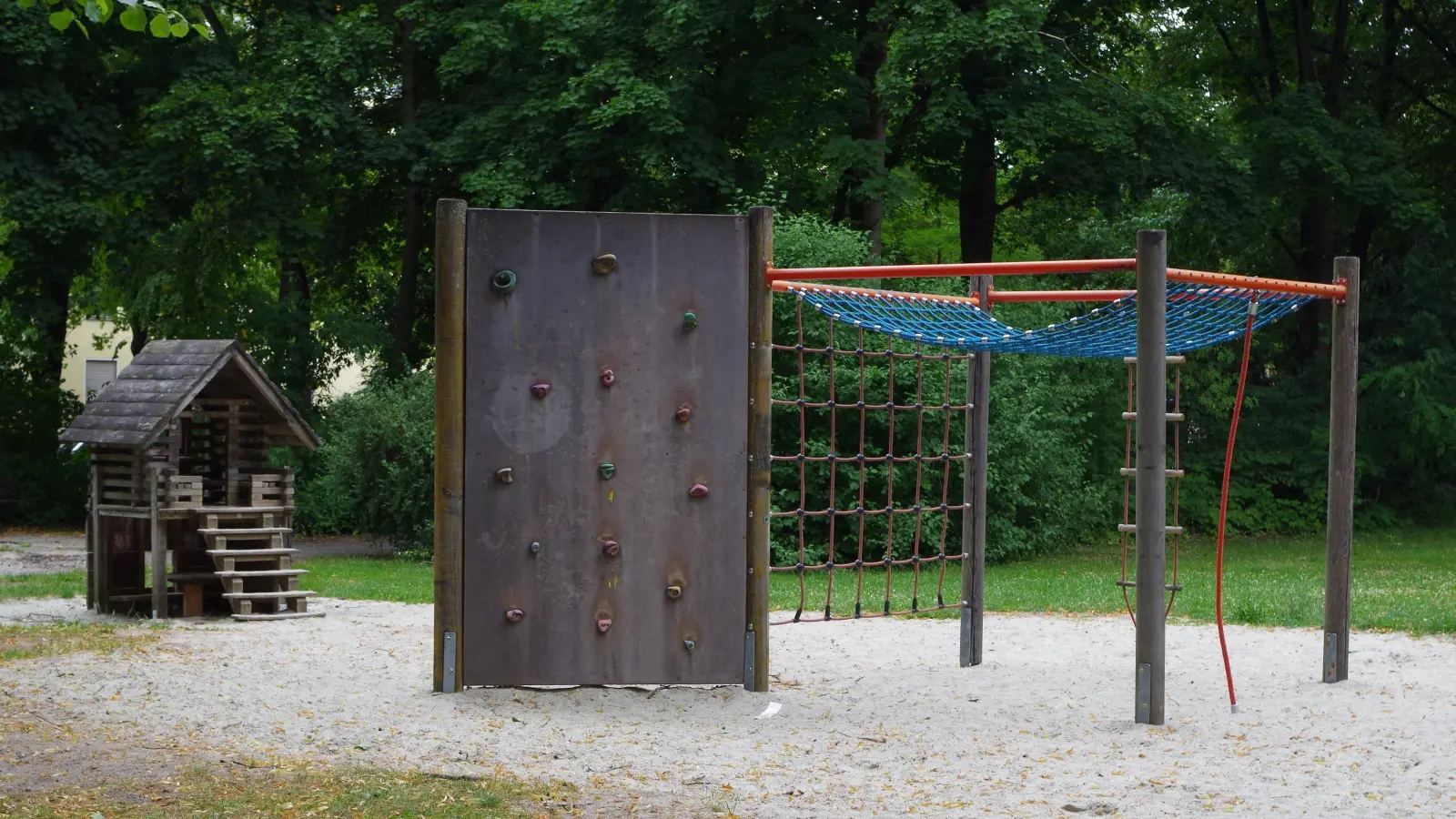 Am Laimer Platz stehen Veränderungen an: Laut eines neuen Planungskonzeptes sollen hier neue Kletter- und Balanciergeräte, ein Rutschenturm, ein barrierefreies Sandspieldeck, mehrere Schaukelangebote, ein Bodentrampolin und vieles mehr kommen. (Foto: Beatrix Köber)