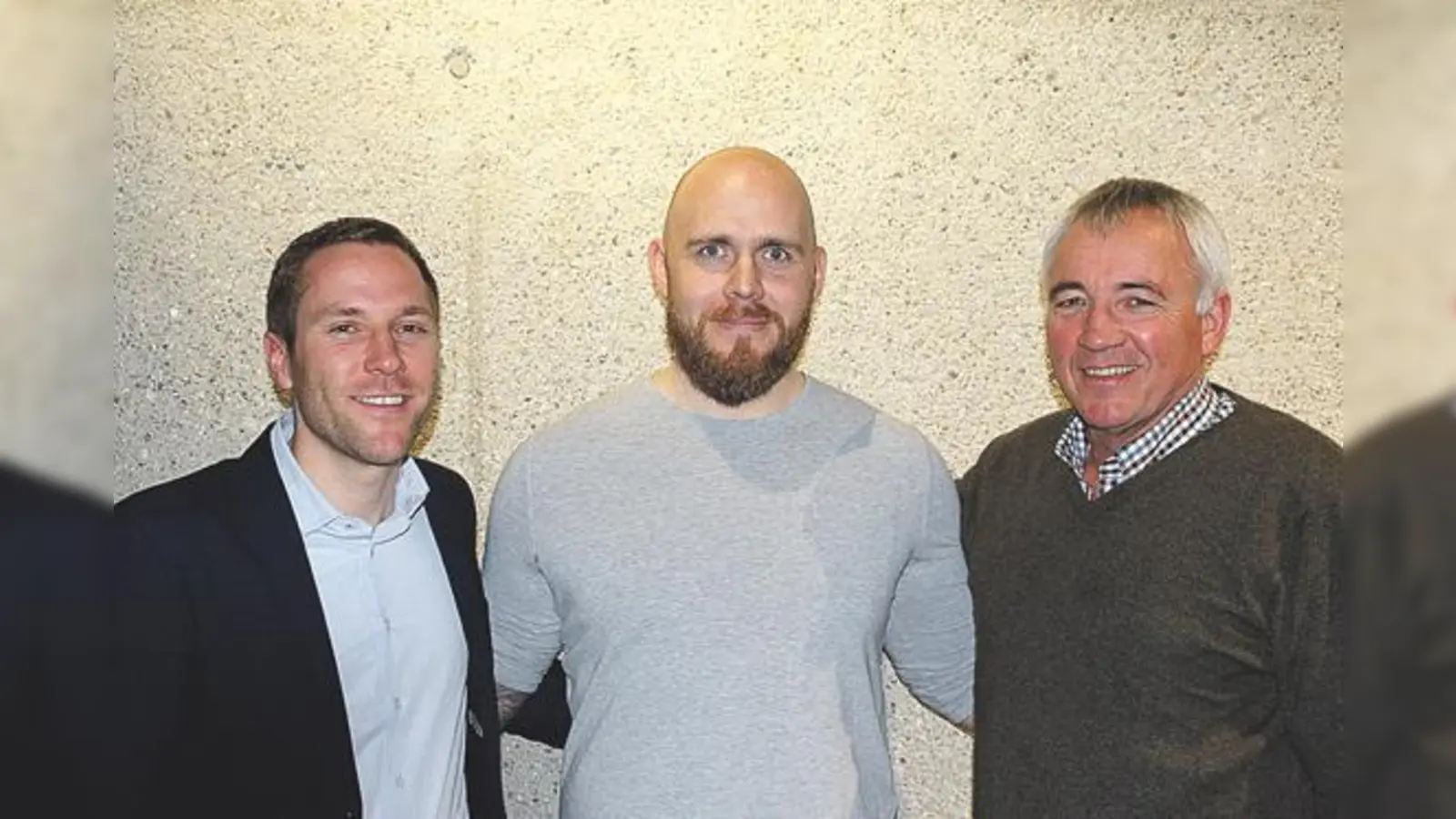 Beim Vertragsschluss, der jetzt verlängert werden  (Foto: Alexander Schleicher, Hannes Sigurdsson und Martin Schmid (1. Vorstand). Sie alle freuen sich schon auf die Rückrunde. F:FCD)