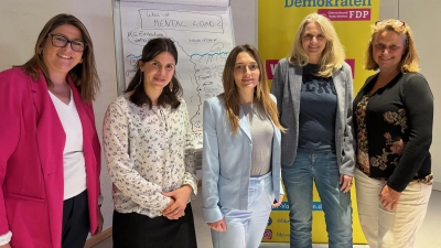 Die Initiatorinnen Alexandra Florek (FDP Vaterstetten; 2. v. r.) und Sylvia Kegler (FDP Grasbrunn; l.) mit Referentin Carolyn Litzbarski (2. v. l.) sowie FDP-Landratskandidatin Katharina Diem (m.) und Co-Vorsitzende der Liberalen Frauen Oberbayern, Nadja Parthier (r.) beim Themenabend „Wenn der Kopf nie Pause hat“. (Foto: FDP Vaterstetten)