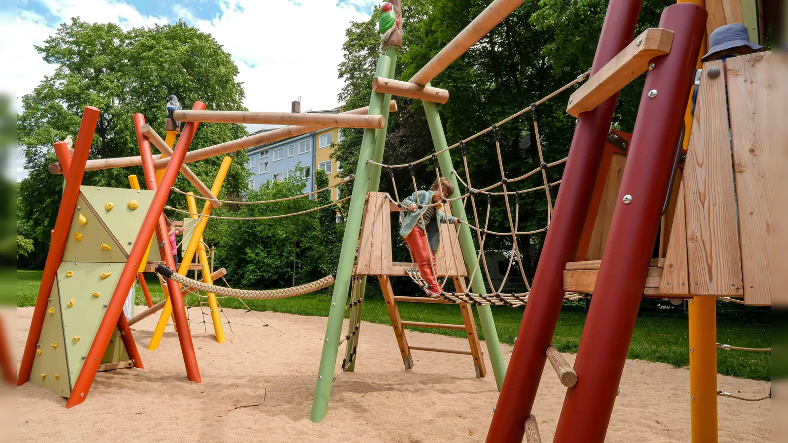Vielfältig, bunt und neu gestaltet: Die Spiel- und Aufenthaltsflächen am Korbinianplatz sind wieder geöffnet.  (Foto: Leonhard Simon)