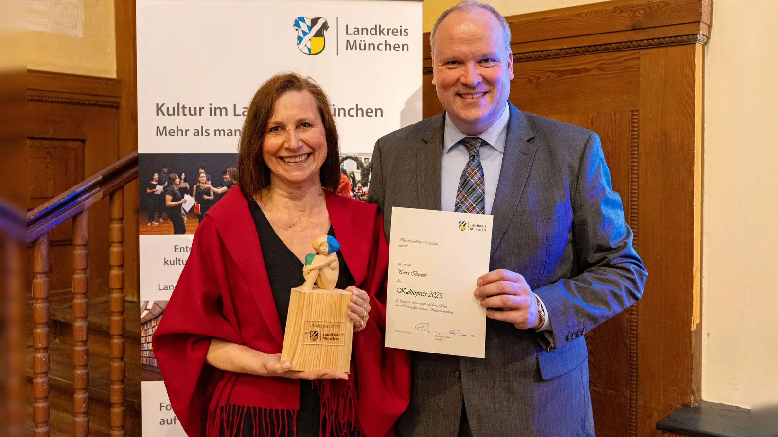 Autorin und Heimatpflegerin Petra Breuer wurde mit dem Kulturpreis des Landkreises von Landrat Christoph Göbel ausgezeichnet. Sie erhielt zur Anerkennung neben einem Preisgeld auch die die Statue „Kleine Muse”.  (Foto: LRA München)