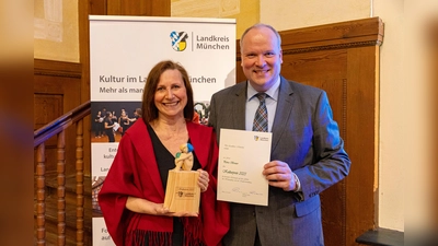 Autorin und Heimatpflegerin Petra Breuer wurde mit dem Kulturpreis des Landkreises von Landrat Christoph Göbel ausgezeichnet. Sie erhielt zur Anerkennung neben einem Preisgeld auch die die Statue „Kleine Muse”.  (Foto: LRA München)