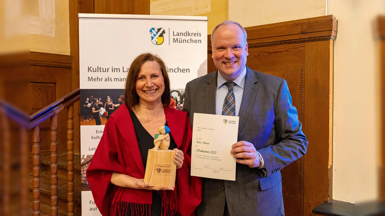 Autorin und Heimatpflegerin Petra Breuer wurde mit dem Kulturpreis des Landkreises von Landrat Christoph Göbel ausgezeichnet. Sie erhielt zur Anerkennung neben einem Preisgeld auch die die Statue „Kleine Muse”.  (Foto: LRA München)
