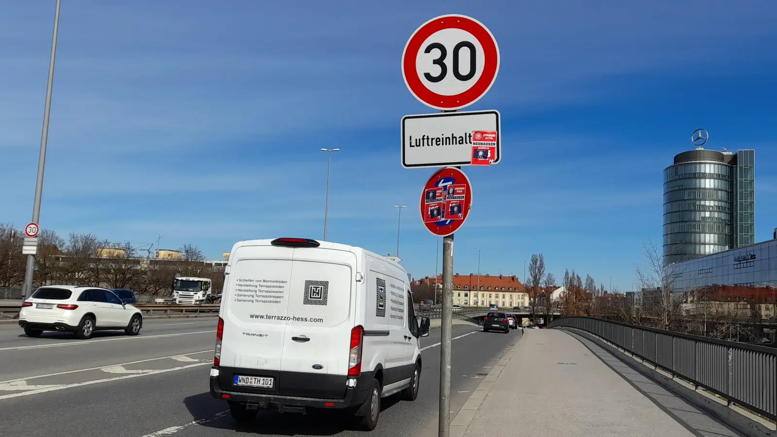 Zugunsten der „Luftreinhaltung“ gilt ab der Donnersbergerbrücke und entlang der Landshuter Allee auch künftig Tempo 30. (Foto: kö)