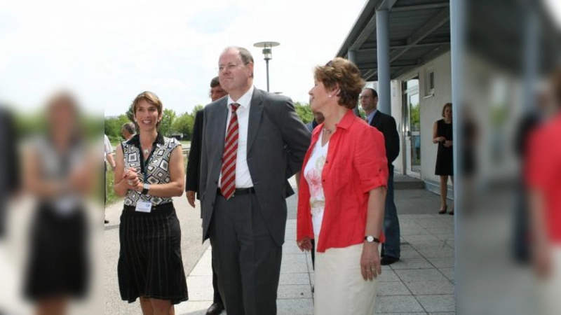 Peer Steinbrück besichtigte an der Seite von Annemarie Detsch und Nathalie Schröder das Gelände des Martinsrieder IZB. (Foto: US)