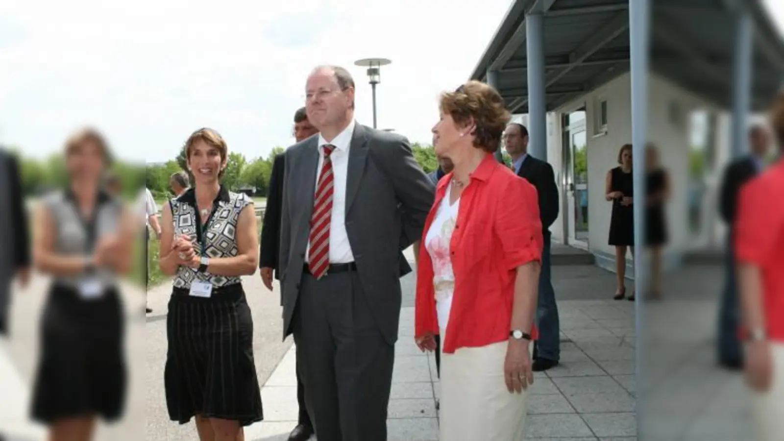 Peer Steinbrück besichtigte an der Seite von Annemarie Detsch und Nathalie Schröder das Gelände des Martinsrieder IZB. (Foto: US)