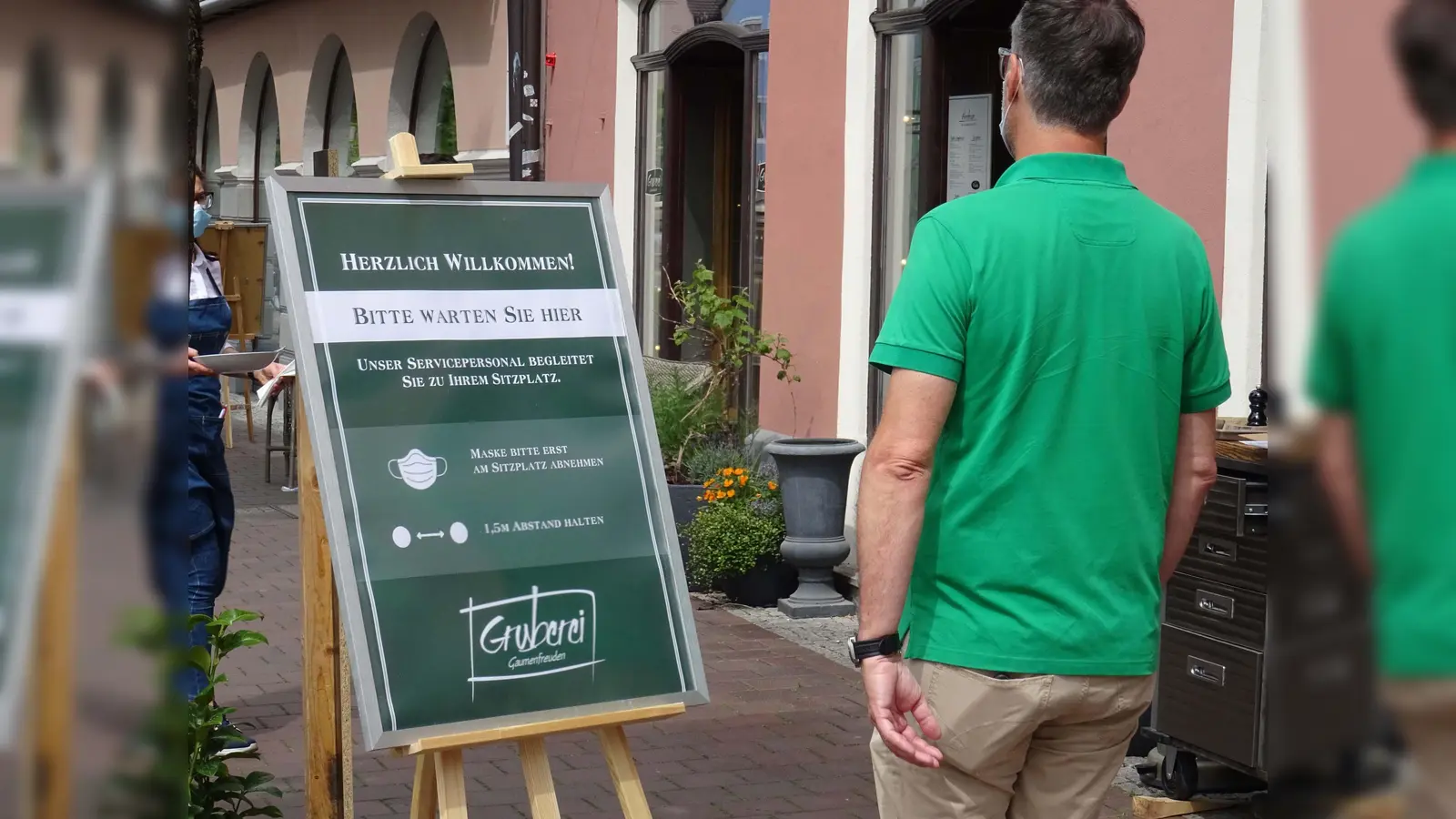 Ohne Mund-Nasen-Schutz ist der Besuch der Außengastronomie nicht möglich. Nur am Tisch darf die Maske runter.  (Foto: kw)
