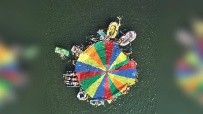 In der Mitte des Sees breiten sie einen großen, bunten Fallschirm aus.	 (Foto: VA)