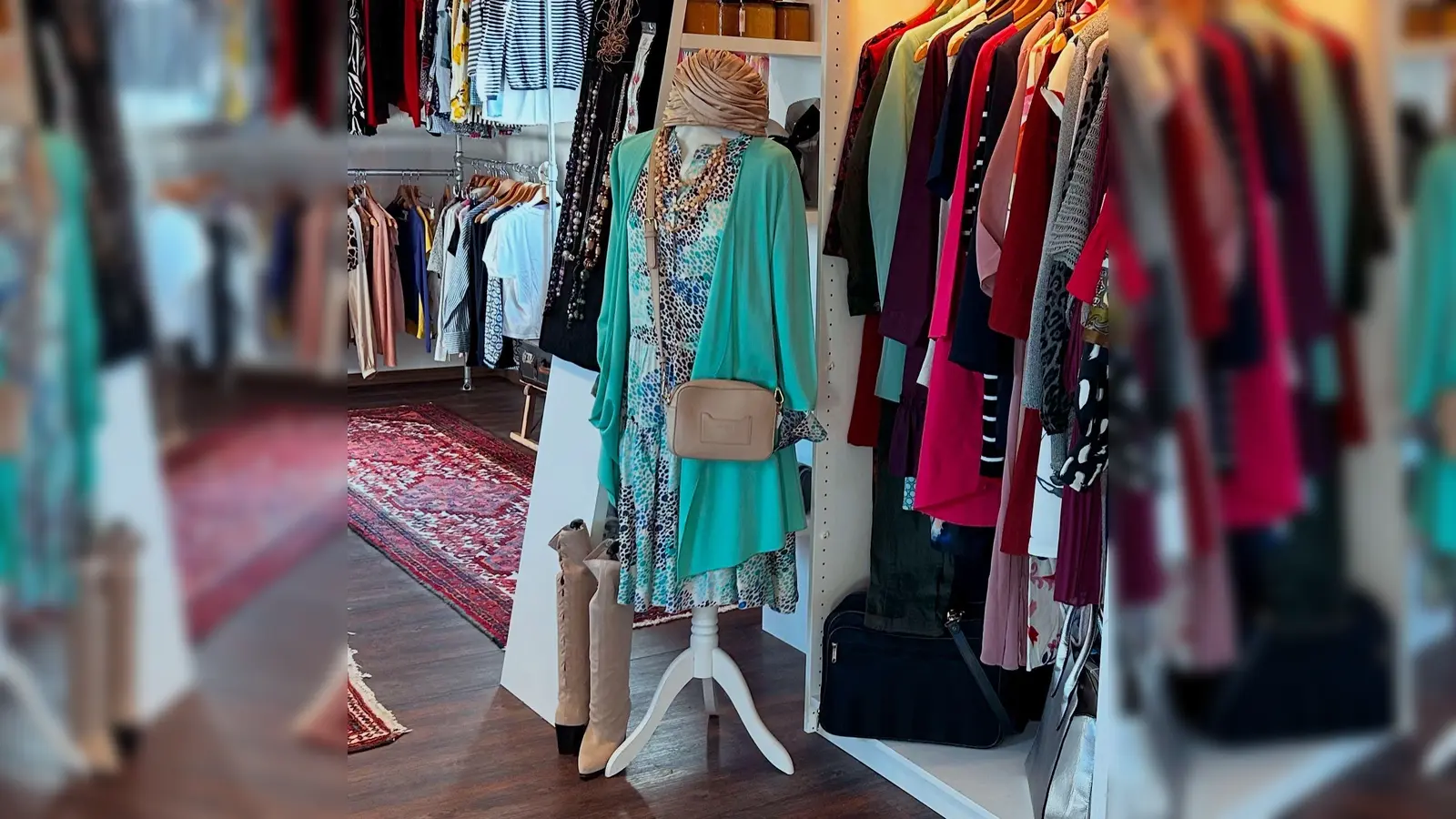 Schicke Mode für warme Tage gibt es im Allerlei in Aying.  (Foto: Allerlei)