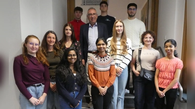 Weilheims Erster Bürgermeister Markus Loth (Mitte) begrüßte (v.l.): Vanessa Hintze, Steffi Bauer, Lilly Rose Brighton, Shreya San Luke, Marcel Höllrigl, Sherin Jose, Xaver Kloske, Angelina Weber, Nima Moradi, Maria Sainidou und Anu Jose Puthenkalam. (Foto: Stadt Weilheim)