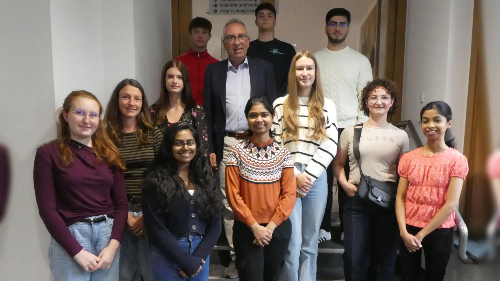 Weilheims Erster Bürgermeister Markus Loth (Mitte) begrüßte (v.l.): Vanessa Hintze, Steffi Bauer, Lilly Rose Brighton, Shreya San Luke, Marcel Höllrigl, Sherin Jose, Xaver Kloske, Angelina Weber, Nima Moradi, Maria Sainidou und Anu Jose Puthenkalam. (Foto: Stadt Weilheim)