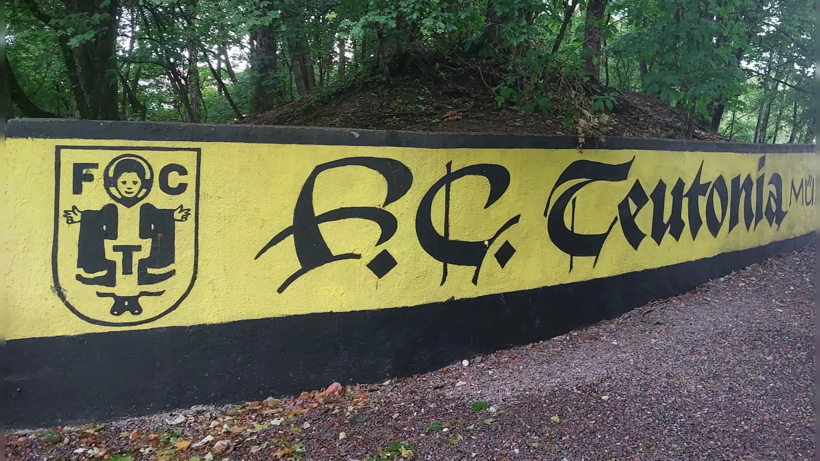 Auch beim FC Teutonia wird gespielt: Der Traditionsverein von der Schweren-Reiter-Straße trifft in der 1. Pokalrunde auf den FC Fasanerie-Nord. (Foto: bas)