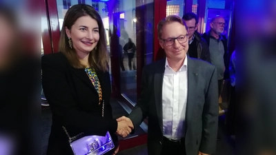 Naciye Özsu gratulierte Sebastian Thoma zur Wahl als Bürgermeister. (Foto: job)