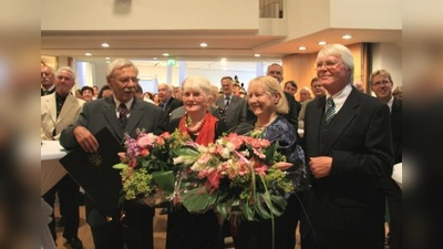 „Ohne den Rückhalt in der Familie wäre der jahrzehntelange unermüdliche Einsatz für die Gemeinde nicht möglich gewesen“, betonte Christoph Göbel und überreichte den Ehefrauen der Geehrten Dankesblumen. V.l. Josef und Herta Schmid, Christa und Eberhard Reichert. (Foto: US)