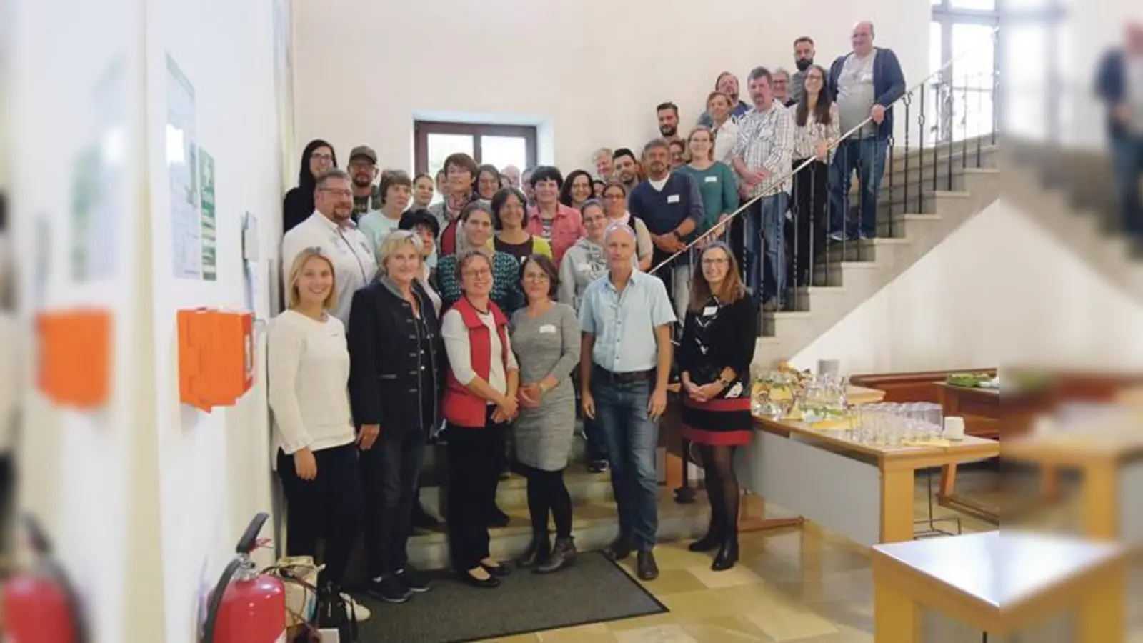 Die Teilnehmer des Coachings Kita- und Schulverpflegung mit Bereichsleitung Katharina Binsteiner (vorne, 2. v. li.) und Fachzentrumsleitung Irmgard Reischl (vorne, 3. v. li.).	 (Foto: VA)