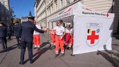 Das BRK München steht beim Einzug der Wiesen-Wirte am Samstag ebenso wie beim Trachten- und Schützenzug am Sonntag für Notfälle bereit.  (Foto: Jan Greune)