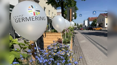 Ein Hochbeet mit Kräutern, Blumen und Gemüse gibt es in der Unteren Bahnhofstraße. (Foto: pst)