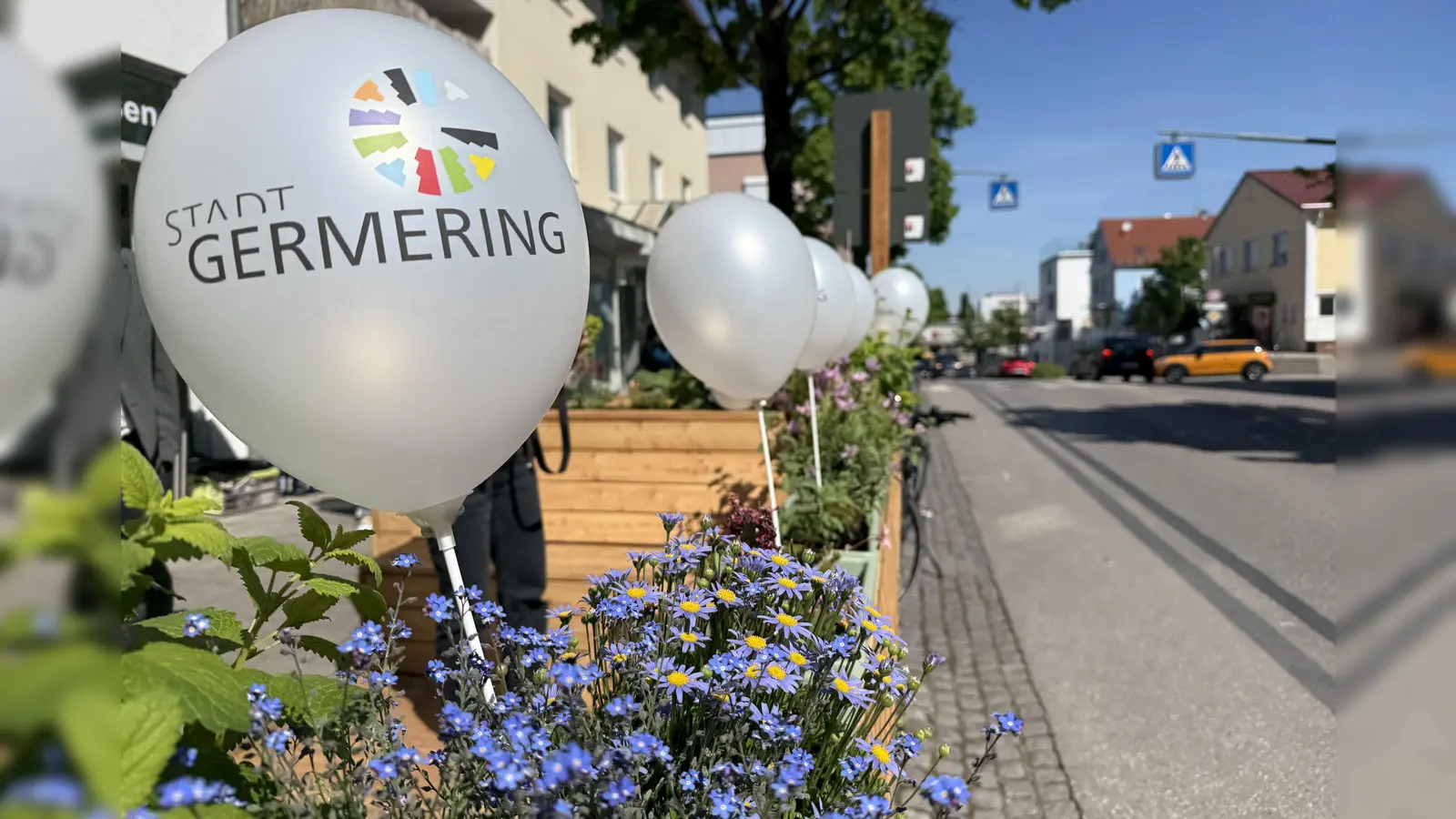 Ein Hochbeet mit Kräutern, Blumen und Gemüse gibt es in der Unteren Bahnhofstraße. (Foto: pst)