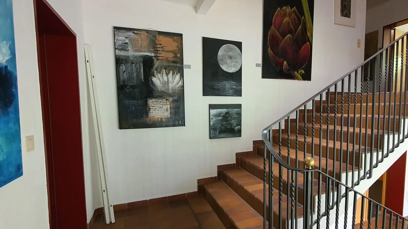 Von der geräumigen Eingangshalle führt der Weg nach oben, über die zentrale, breite Treppenhausgalerie. (Foto: Ph. Grieb)