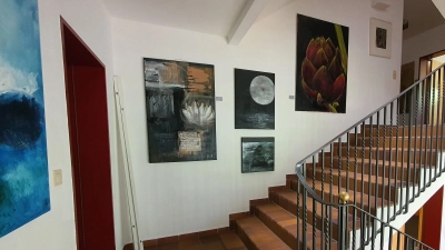 Auf drei Stockwerken begegnen die Gäste einer Auswahl der vielfältigen Kunstwerke der hier Schaffenden. (Foto: Ph. Grieb)