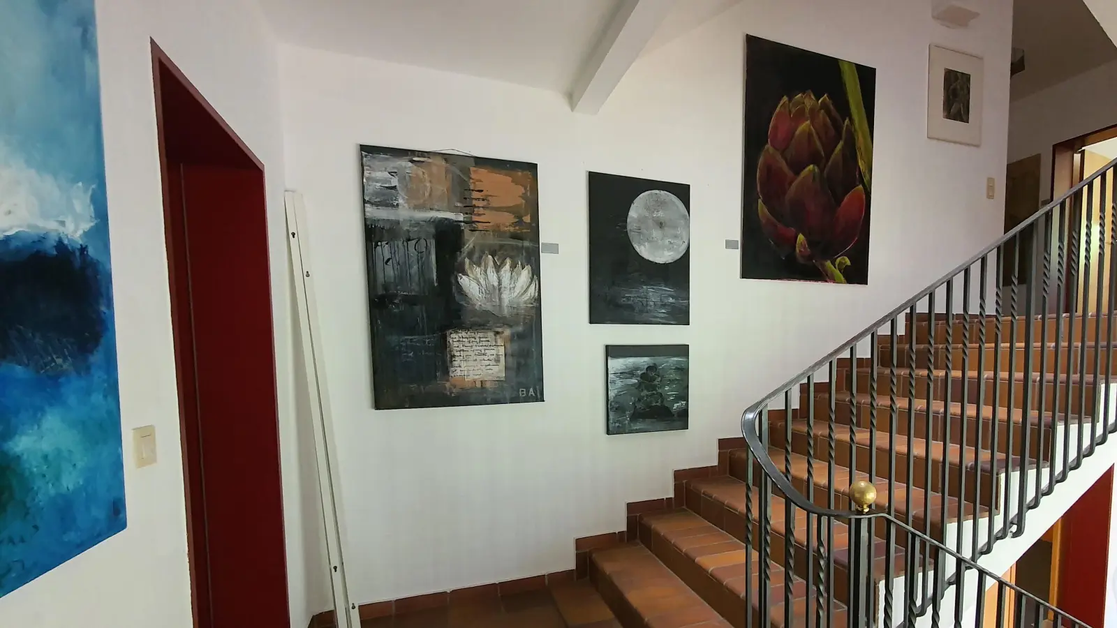 Auf drei Stockwerken begegnen die Gäste einer Auswahl der vielfältigen Kunstwerke der hier Schaffenden. (Foto: Ph. Grieb)