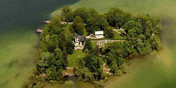 Von oben: Die Roseninsel im Starnberger See. (Foto: Bayerische Schlösserverwaltung)