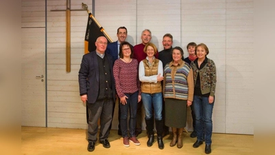 Bei der Kolpingsfamilie wurden gewählt (von links): Präses Pater Joseph Posch, erster Vorsitzender Markus Pfeiffer, zweite Vorsitzende Helga Müller, Schriftführer Otto Schmidt, Beisitzer Uschi Pfeiffer und Elmar Buchner, Kassier Martha Reichart, pastorale und Seniorenbeauftragte Elke Diehl-Skell und Beisitzerin Sieglinde Müller. (Foto: dwu)