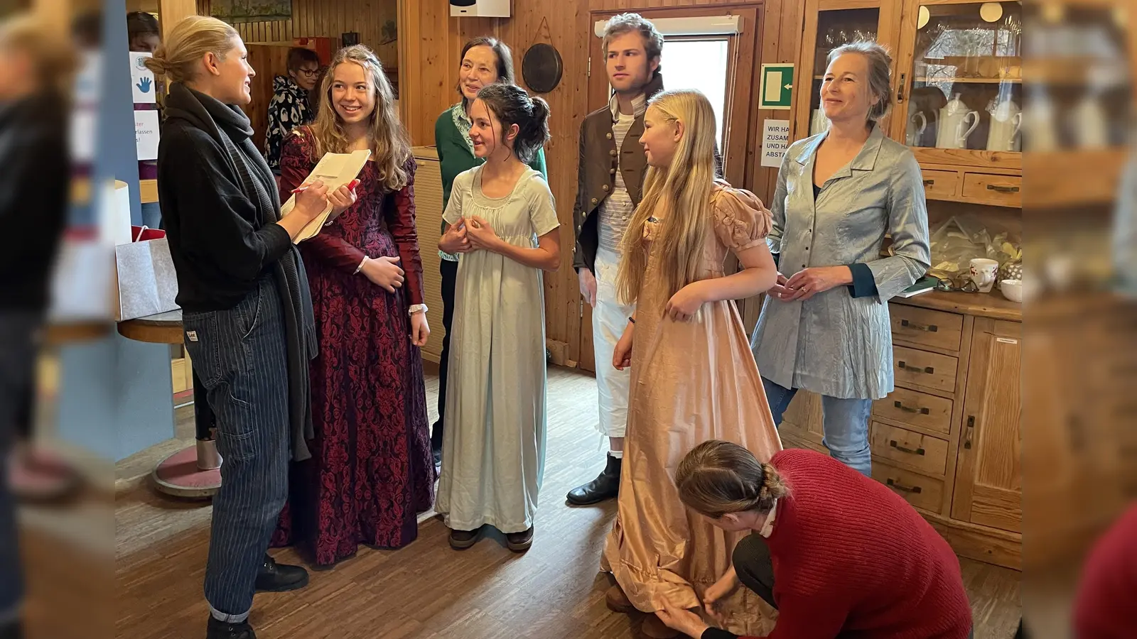 Theater und Kostümprobe der Kulturgruppe. Ulrike Roos (3.v.l.) hatte die Idee zum Stück über den Malerfürsten Kaulbach. (Foto: pst)