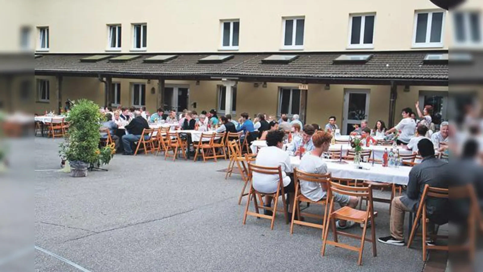 Bilder, wie sie bald der Vergangenheit angehören werden: Schulentlassfeier im Josefsheim unter freiem Himmel. Aber die Stimmung ist getrübt.	 (Foto: kw)