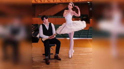 Naoe Sasaki und Ballerina Tania Gribov bringen die berühmtesten Momente des Balletts auf die Bühne. (Foto: Julia Siepert)