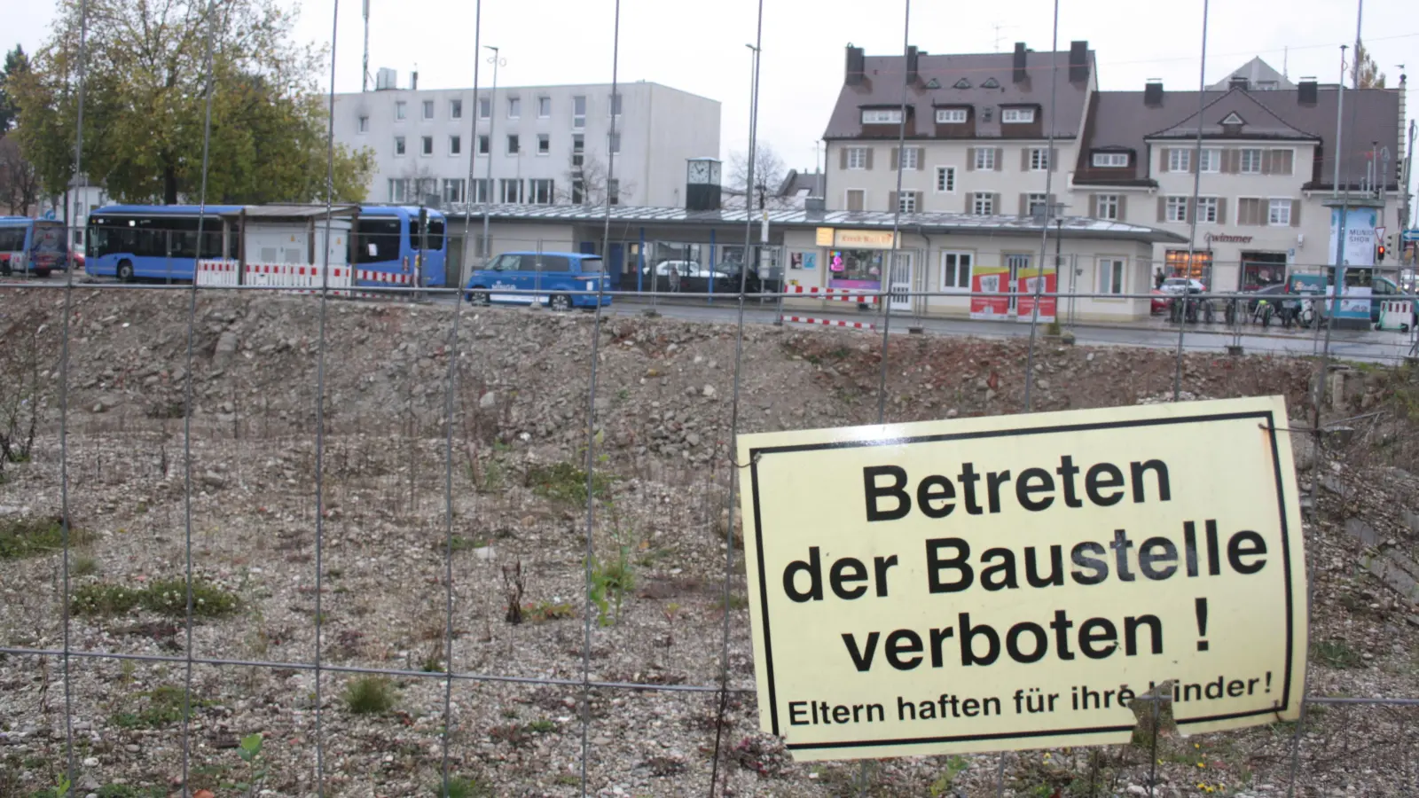 Hier soll endlich das Quartierzentrum Waldfriedhof entstehen. (Foto: job)