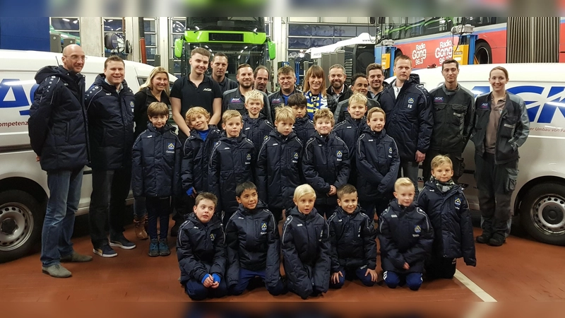 Die F 3-Junioren TSV Poing mit Trainern, AGK Manager Christian Gschwendtner und Firmenmitarbeiter. (Foto: privat)