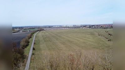 Auf der „Senderwiese”, südöstlich von Hallbergmoos (r.) will das Rüstungs Start-Up Helsing eine Entwicklung und Produktion von Drohnen bauen. Im Hintergrund der Münchner Flughafen, ganz links die B 301 und die S-Bahn-Linie S8. (Foto: bro)