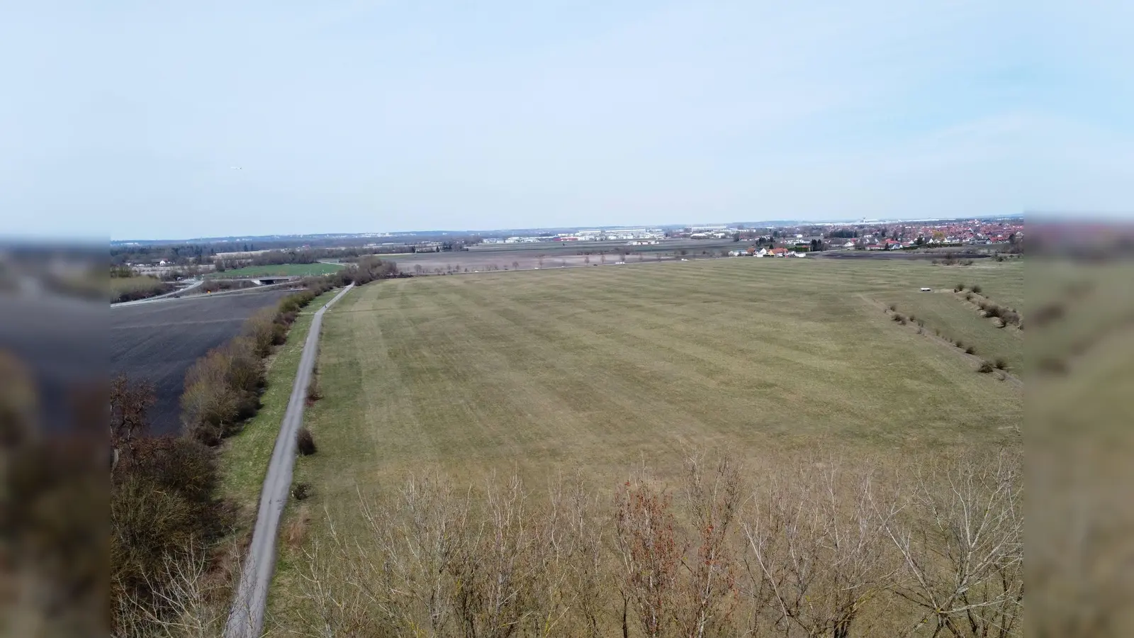 Auf der „Senderwiese”, südöstlich von Hallbergmoos (r.) will das Rüstungs Start-Up Helsing eine Entwicklung und Produktion von Drohnen bauen. Im Hintergrund der Münchner Flughafen, ganz links die B 301 und die S-Bahn-Linie S8. (Foto: bro)