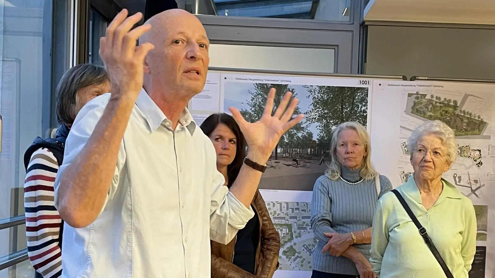 Stadtbaumeister Jürgen Thum erläutert das Vorgehen des Preisgerichts. (Foto: pst)