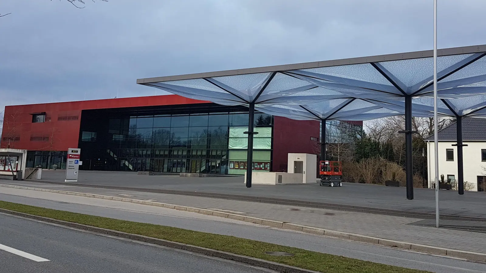 Das Bürgerhaus Unterföhring bleibt, inklusive Bibliothek, bis auf Weiteres geschlossen. (Foto: bs)