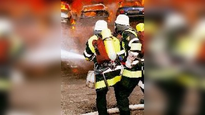 Foto: Die 100 Meter hohe Rauchsäule war kilometerweit sichtbar. 150 Feuerwehrleute kämpften drei Stunden gegen die Flammen	Fotos. Feuerwehr