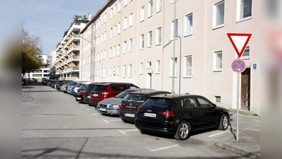 Die Parkplätze in der Flößergasse sollten nicht länger quer angelegt sein, finden die Bürger. (Foto: job)