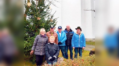 Liebevoll geschmückter Christbaum vor der Pfarrkiche St. Peter und Paul	 (Foto: Michael Schmidt)