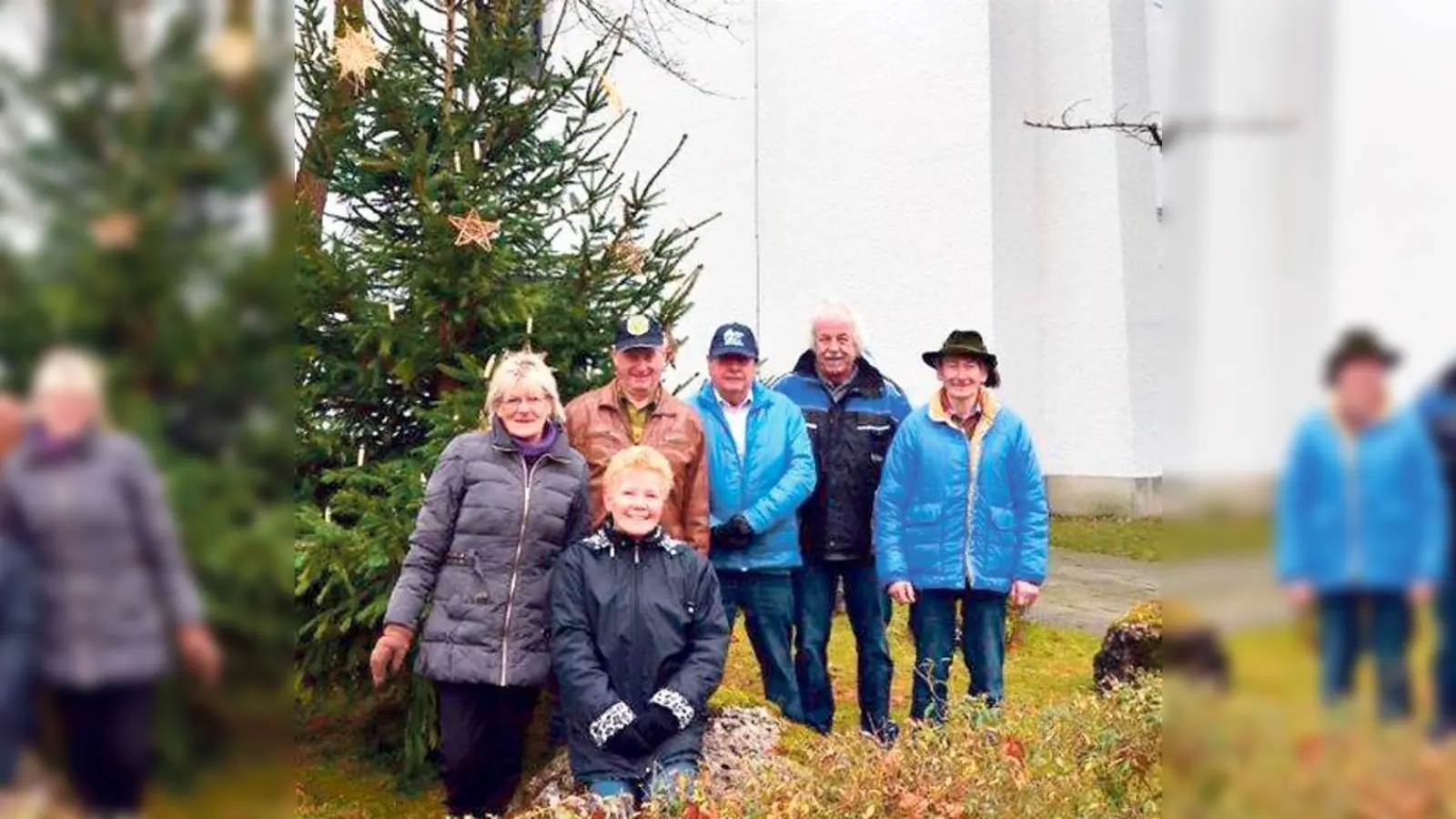 Liebevoll geschmückter Christbaum vor der Pfarrkiche St. Peter und Paul	 (Foto: Michael Schmidt)