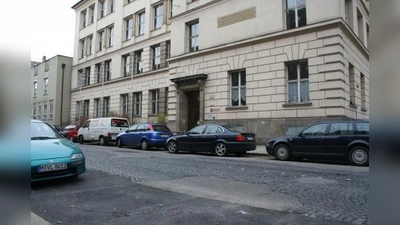 Das Geländer vor der Schule in der Bergmannstraße soll nach den Plänen des Baureferates verschwinden. Demnach  schützen breitere Gehwege und Poller die Schulkinder besser vor den Gefahren des Straßenverkehrs (Foto: tg)