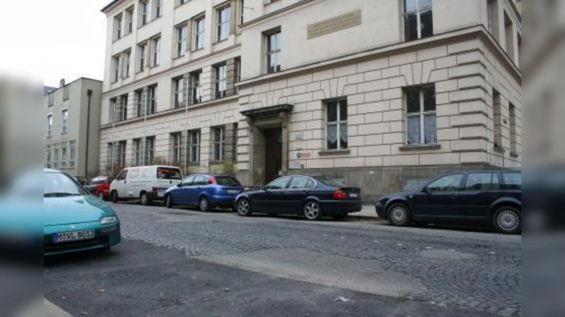 Das Geländer vor der Schule in der Bergmannstraße soll nach den Plänen des Baureferates verschwinden. Demnach  schützen breitere Gehwege und Poller die Schulkinder besser vor den Gefahren des Straßenverkehrs (Foto: tg)