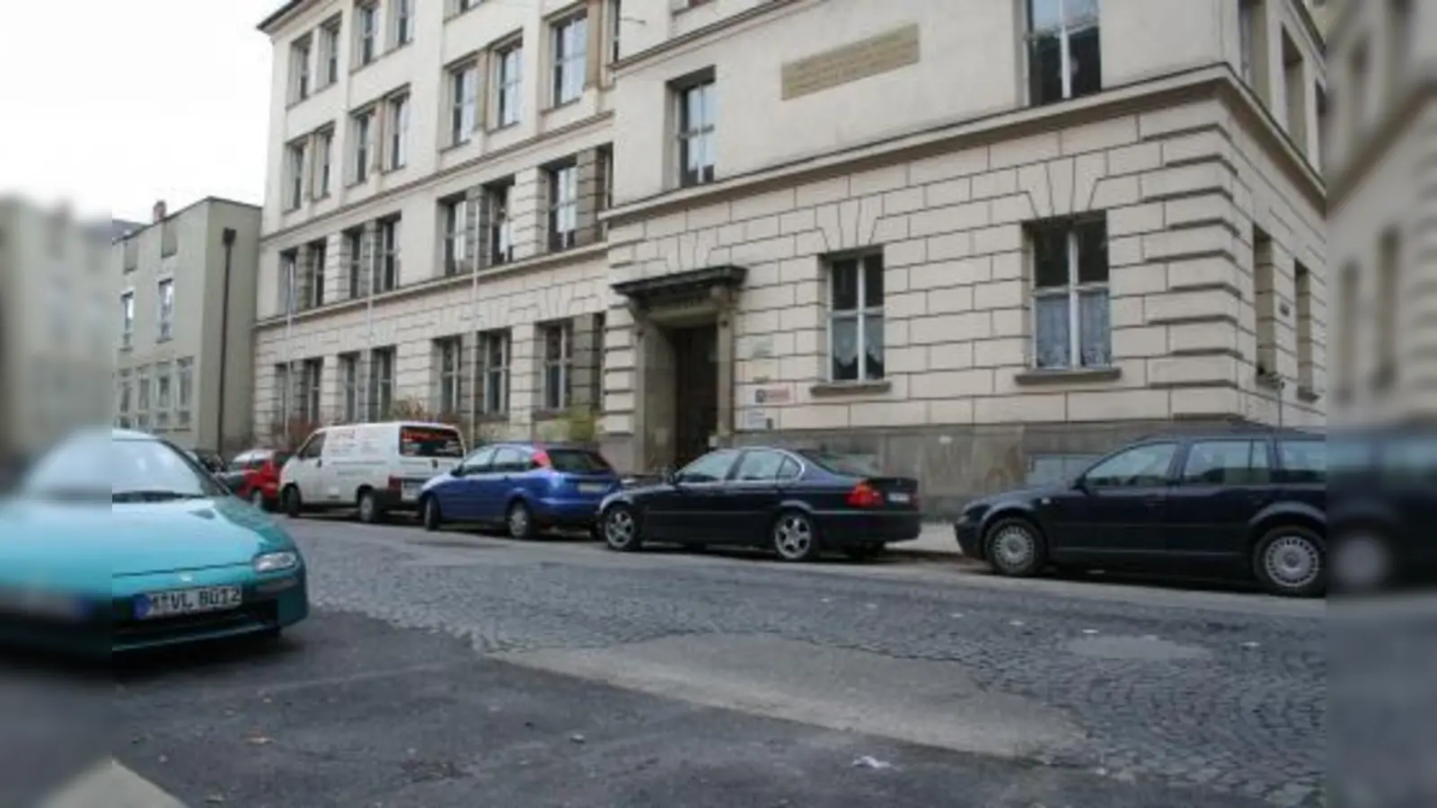 Das Geländer vor der Schule in der Bergmannstraße soll nach den Plänen des Baureferates verschwinden. Demnach  schützen breitere Gehwege und Poller die Schulkinder besser vor den Gefahren des Straßenverkehrs (Foto: tg)