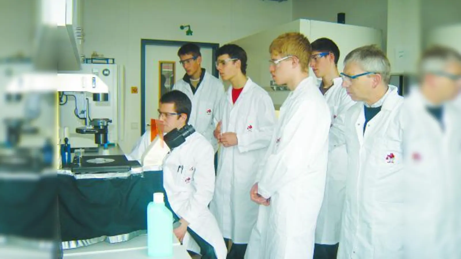 Schüler experimentieren während der Forscherwoche auf dem Campus Martinsried im Schülerlabor der Max-Planck-Institute und bei Biontex und Trion Research im Innovations- und Gründerzentrum Biotechnologie (IZB). (Foto: pi)
