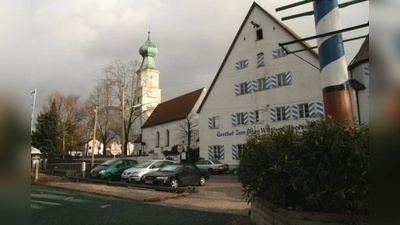 Am historischen Dorfkern Obermenzing braust man eher vorbei oder ist mit Parkplatzsuche beschäftigt, als dass man ihn bewundern könnte. Das Gebiet um den Alten Wirt, St. Georg und den Maibaum soll in naher Zukunft im Rahmen einer Umgestaltung aufgewertet werden. (Foto: US)
