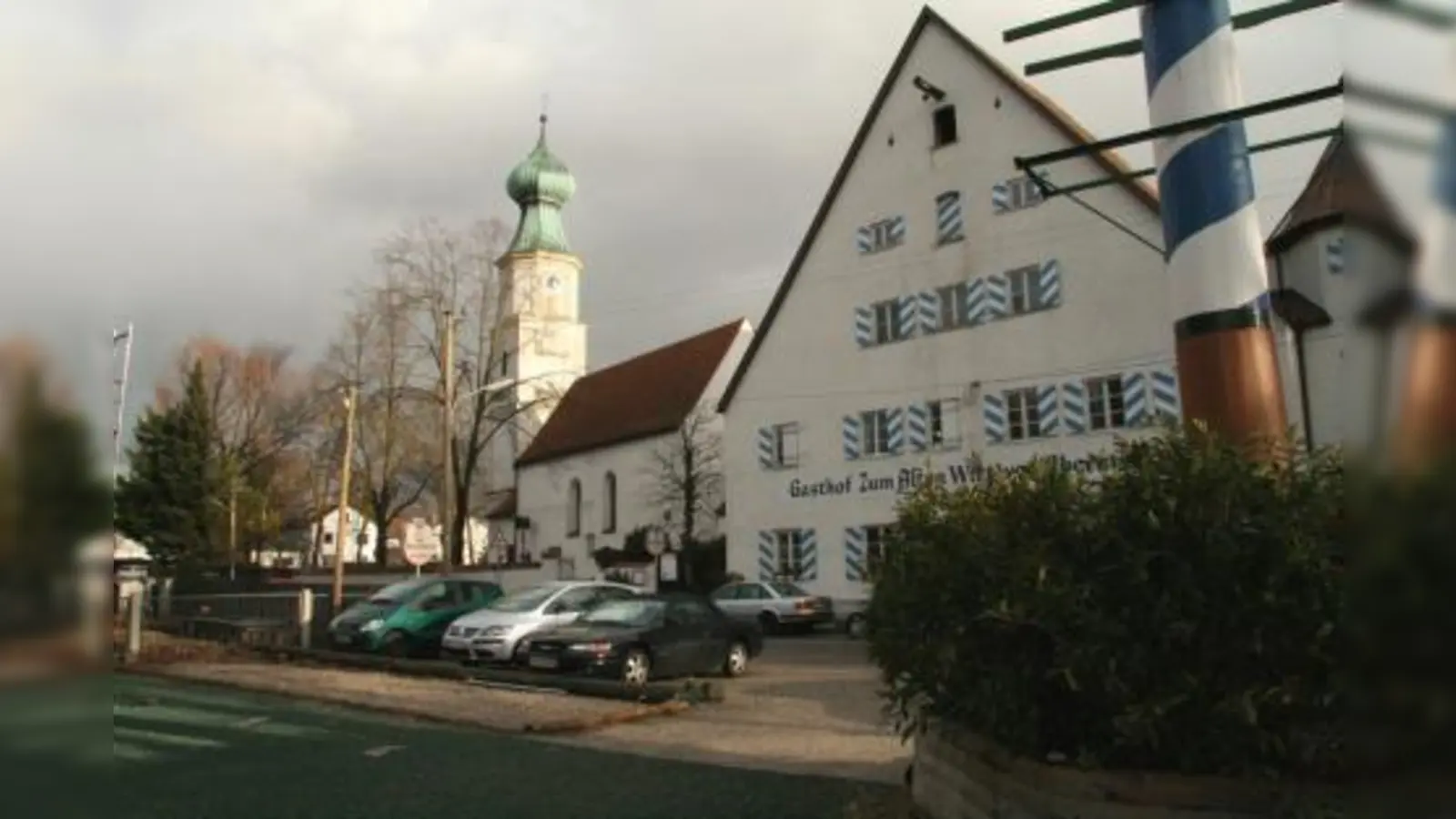 Am historischen Dorfkern Obermenzing braust man eher vorbei oder ist mit Parkplatzsuche beschäftigt, als dass man ihn bewundern könnte. Das Gebiet um den Alten Wirt, St. Georg und den Maibaum soll in naher Zukunft im Rahmen einer Umgestaltung aufgewertet werden. (Foto: US)