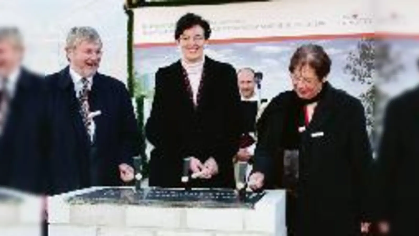 Fondara-Beiratsvorsitzender Franz Humpelmair, Bürgermeisterin Christine Strobl und die BA-Vorsitzende Antonie Thomsen (v. li.) besiegeln den Baubeginn des neuen Stadtteil- und Einkaufszentrums MIRA.	 (Foto: cr)